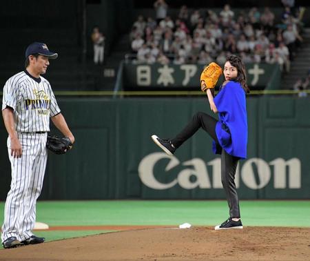 始球式で三浦大輔（左）をほうふつさせる二段モーションで投球する石原さとみ＝東京ドーム（撮影・堀内翔）