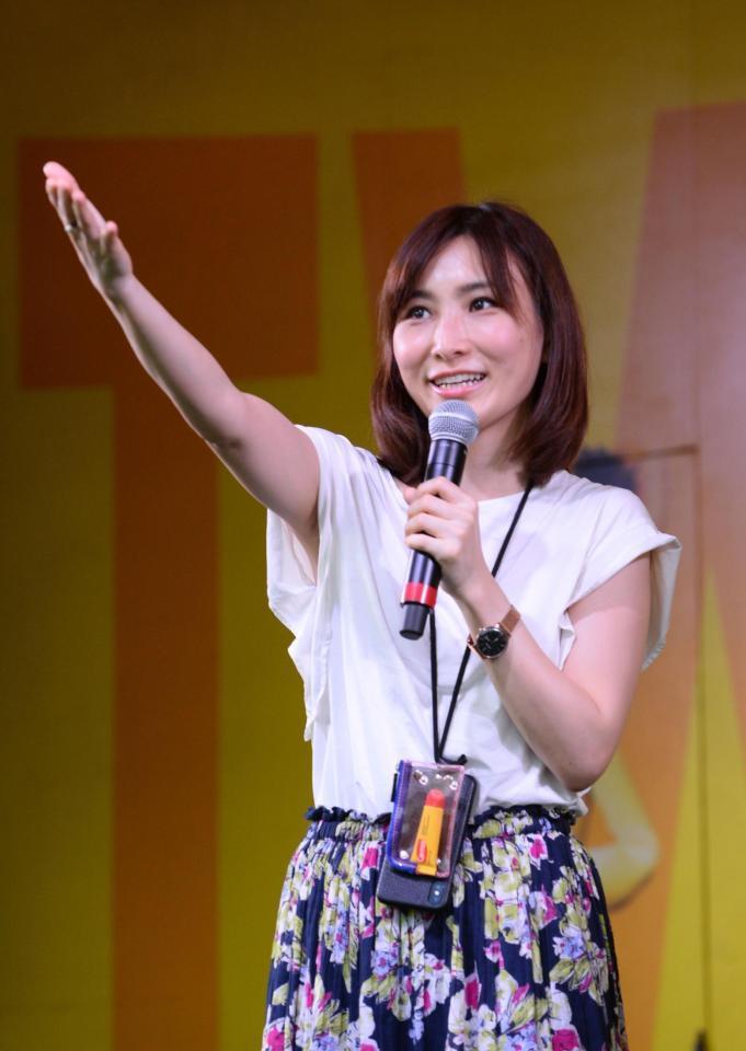 おすすめの肉料理を紹介する左からはあちゅう＝大井競馬場