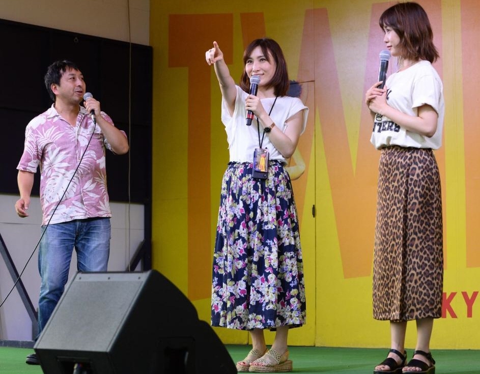 おすすめの肉料理を紹介する左からはんつ遠藤、はあちゅう、田中里奈＝大井競馬場