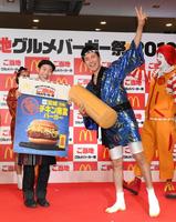 ご当地グルメバーガーに太鼓判を押し、ご機嫌の郷ひろみ＝東京・スタジオＭ（撮影・金田祐二）