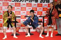 ダンディ坂野（左）に「お久しブリーフ」を返した郷ひろみ。右は浅田舞＝東京・スタジオＭ（撮影・金田祐二）