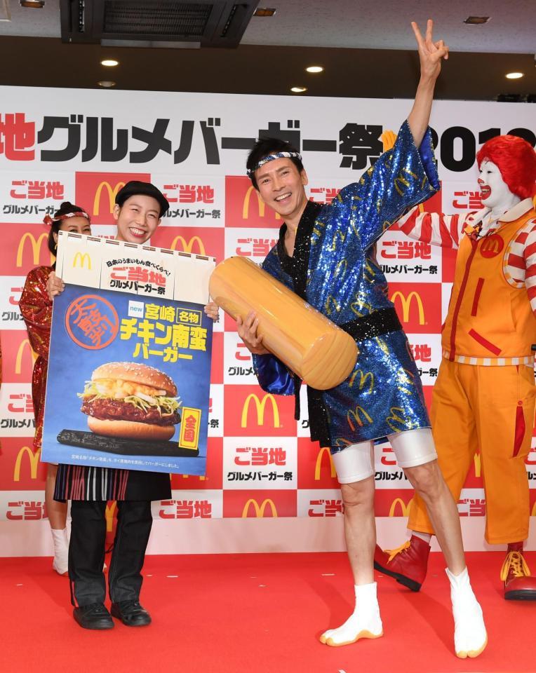 ご当地グルメバーガーに太鼓判を押し、ご機嫌の郷ひろみ＝東京・スタジオＭ（撮影・金田祐二）