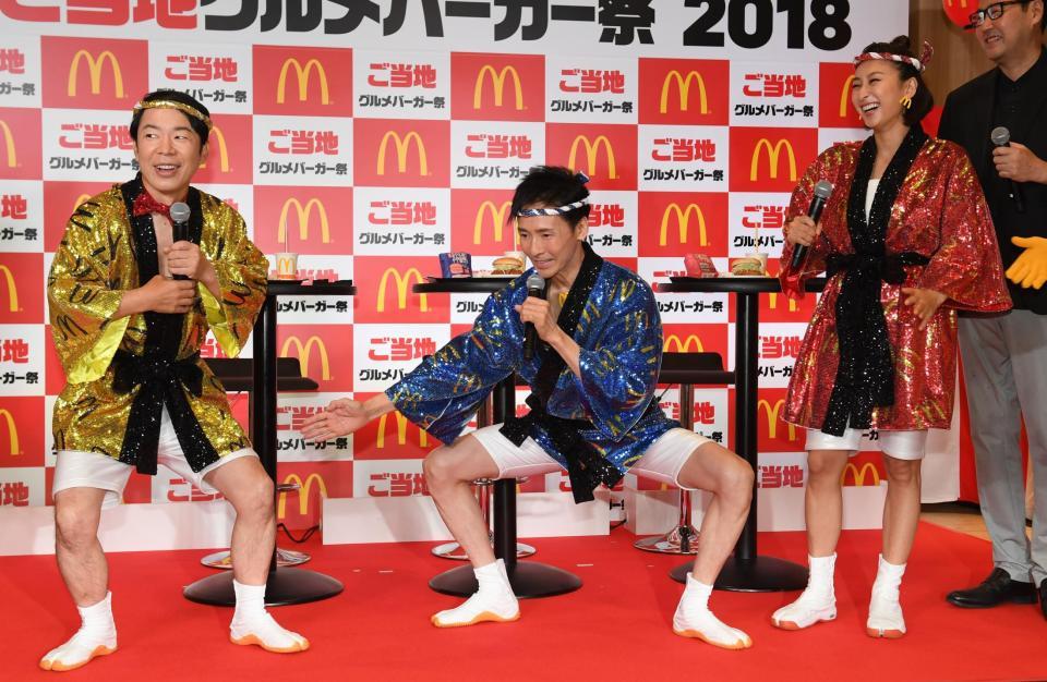 ダンディ坂野（左）に「お久しブリーフ」を返した郷ひろみ。右は浅田舞＝東京・スタジオＭ（撮影・金田祐二）