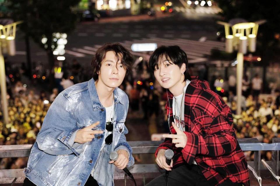 新アルバムリリース記念のサプライズイベントを行ったＳＵＰＥＲ　ＪＵＮＩＯＲ－Ｄ＆Ｅのドンヘ（左）とウニョク＝東京・新宿プリンスホテル