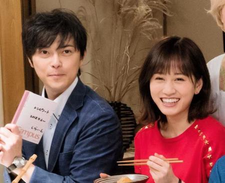 映画のメイキングでのひとコマ。勝地涼（左）と前田敦子（ｃ）２０１８「食べる女」倶楽部