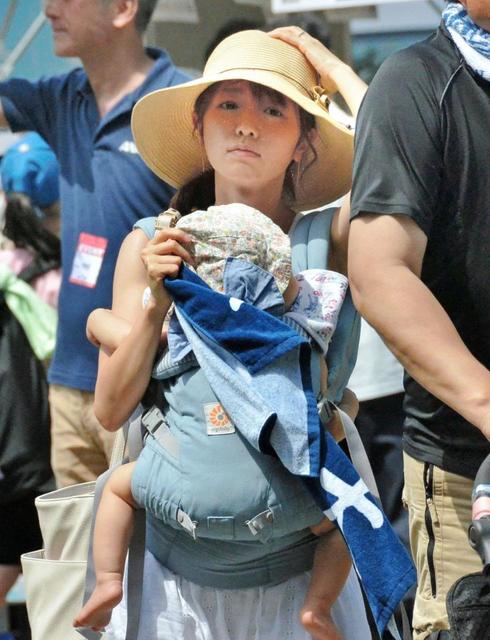 【写真】日本ハム投手の元アイドル妻　長女抱っこで試合観戦