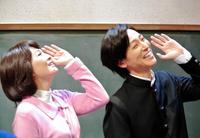 「明治座へいらっしゃーい」とポーズをそろえる山内惠介と南野陽子＝東京・浜町