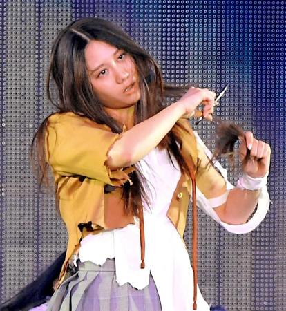 　まさかの断髪パフォーマンスを見せる古畑奈和＝横浜アリーナ（撮影・堀内翔）