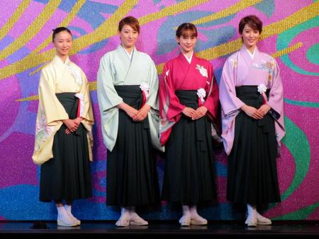 新緞帳の寄贈式に出席した月組の組憧花ゆりの組長、トップスター・珠城りょう、トップ娘役・愛希れいか、月城かなと（左から）＝兵庫・宝塚大劇場場