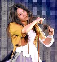 　まさかの断髪パフォーマンスを見せる古畑奈和＝横浜アリーナ（撮影・堀内翔）