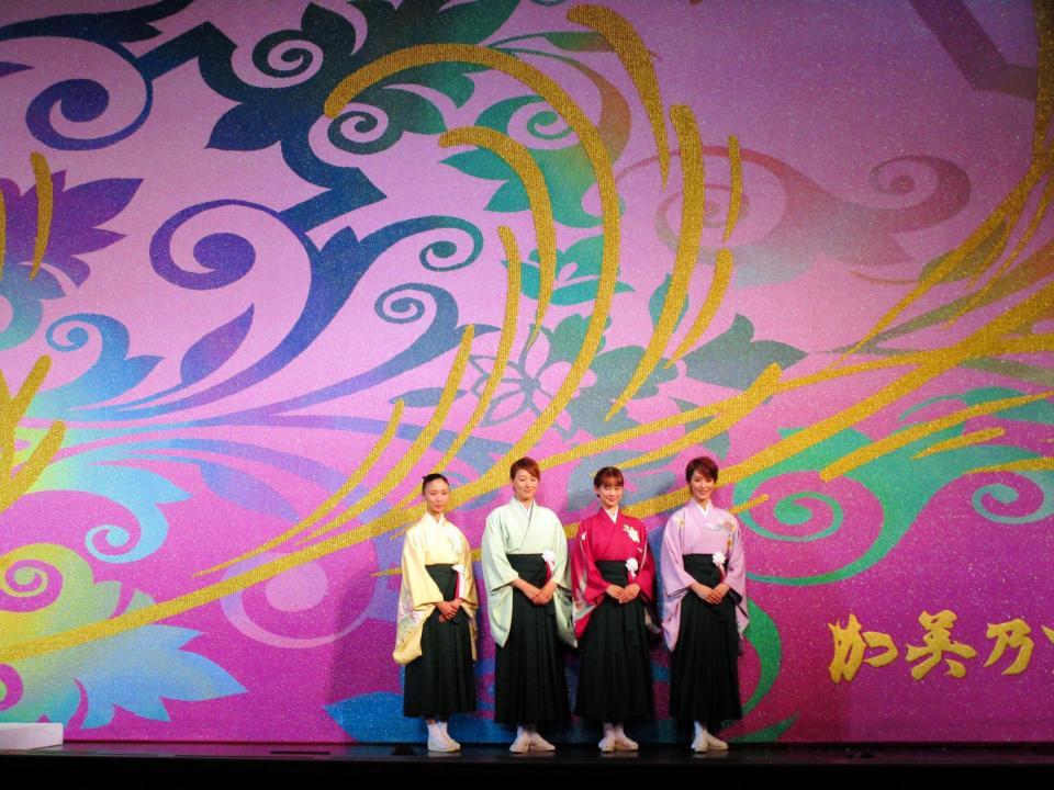 新緞帳の寄贈式に出席した月組の組憧花ゆりの組長、トップスター・珠城りょう、トップ娘役・愛希れいか、月城かなと（左から）＝兵庫・宝塚大劇場場