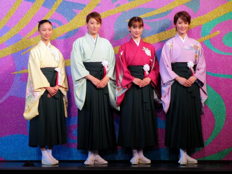 新緞帳の寄贈式に出席した月組の組憧花ゆりの組長、トップスター・珠城りょう、トップ娘役・愛希れいか、月城かなと（左から）＝兵庫・宝塚大劇場場