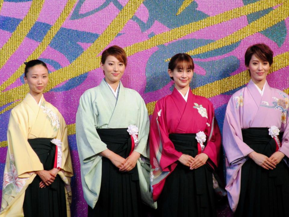 新緞帳の寄贈式に出席した月組の組憧花ゆりの組長、トップスター・珠城りょう、トップ娘役・愛希れいか、月城かなと（左から）＝兵庫・宝塚大劇場
