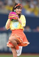 ファーストピッチセレモニーで投球するＮＭＢ４８・谷川愛梨＝京セラドーム大阪（撮影・北村雅宏）