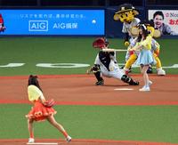 ファーストピッチセレモニーで打席に入るＮＭＢ山本彩（右）（左はＮＭＢの谷川愛梨）＝京セラドーム大阪（撮影・山口登）