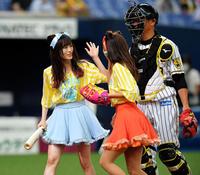 　タッチを交わす（左から）山本彩と谷川愛梨（撮影・高部洋祐）