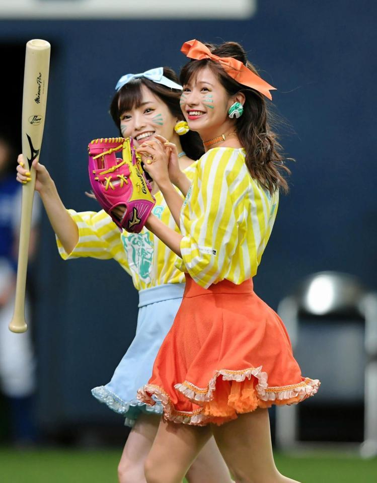 ファーストピッチセレモニーでの投球を終え、打者のＮＭＢ48・山本彩（左）とともに引き揚げるＮＭＢ48・谷川愛梨＝京セラドーム（撮影・高部洋祐）
