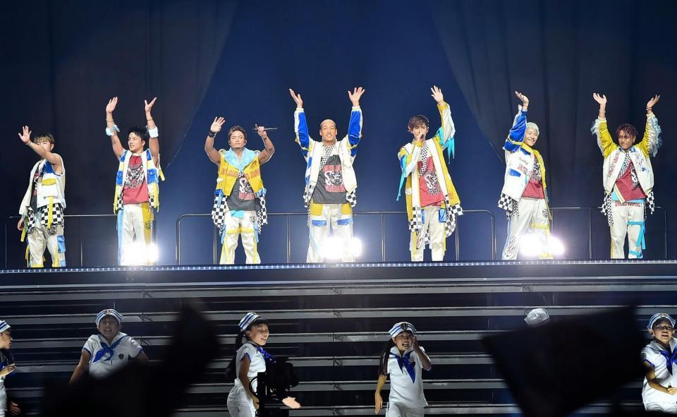 初のドームツアーを締めくくったＧＥＮＥＲＡＴＩＯＮＳの（左から）佐野玲於、白濱亜嵐、数原龍友、関口メンディー、片寄涼太、小森隼、中務裕太＝東京ドーム