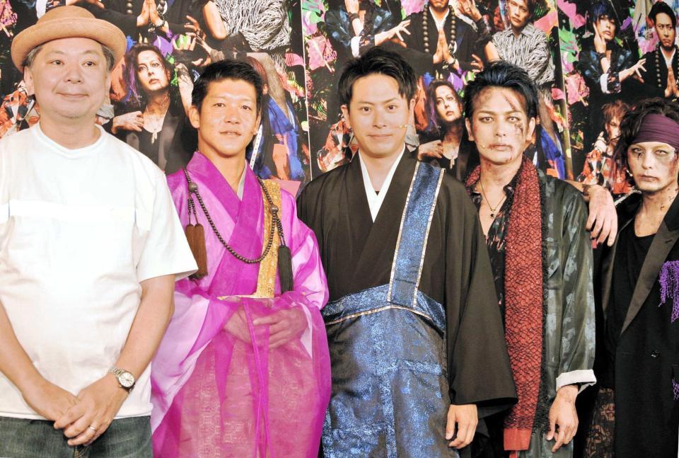 　役衣装のけさで会見した山下健二郎（中央）＝東京・赤坂ＡＣＴシアター  