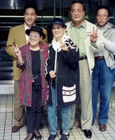 退院したタイヘイ糸路（前列右）さんはタイヘイ夢路さん（同左）らに囲まれＶサイン＝１９９４年年１０月３１日、阪和記念病院