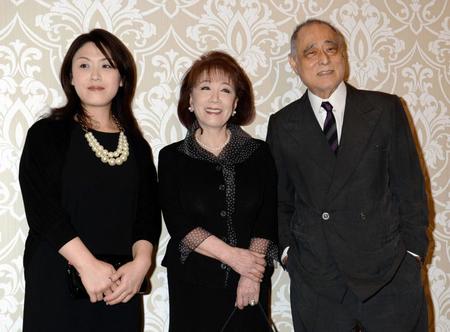 「勝新太郎　十七回忌を偲ぶ会」に出席した（右から）津川雅彦さん、朝丘雪路さん、長女・真由子さん＝２０１３年