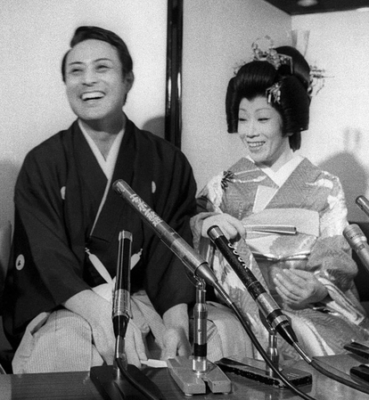 挙式後の記者会見で笑顔を見せる津川雅彦さん（左）と朝丘雪路さん＝１９７３年５月、東京・永田町