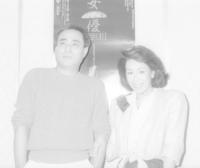 　舞台「女優」制作発表での朝丘雪路さん（右）と津川雅彦さん＝１９８４年９月、東京・日本橋