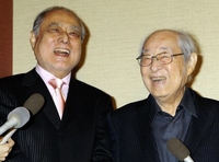 長門裕之さん（右）と津川雅彦さん＝２０１０年