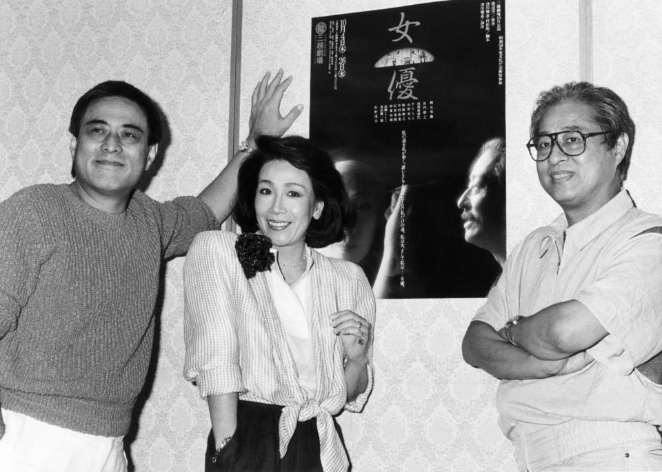 舞台「女優」制作発表。（左から）津川雅彦さん、朝丘雪路さん、長門裕之さん＝１９８４年９月、東京・日本橋