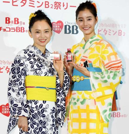 　浴衣姿を披露した永作博美（左）と新木優子＝ホテル雅叙園東京