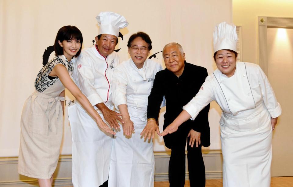 「一般社団法人ＣｈｅｆｏｏＤｏ」発足式記者発表会で団結のポーズをとる（左から）新会員の安田美沙子、陳建一名誉顧問、片岡護会長、服部幸應名誉顧問、会員の五十嵐美幸氏＝ハイアットリージェンシー東京（撮影・開出牧））