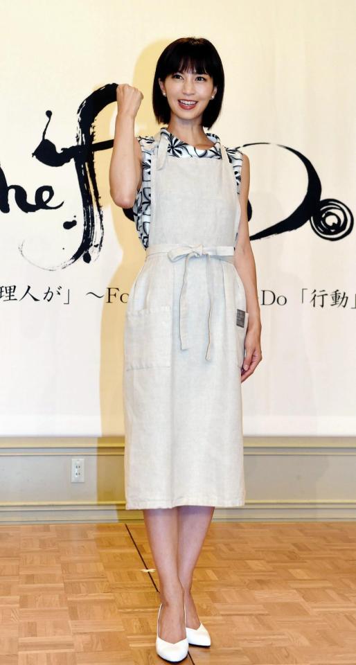 エプロン姿でガッツポーズを決める安田美沙子＝ハイアットリージェンシー東京（撮影・開出牧）