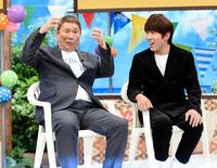 出陣記者会見でトークをするビートたけし（左）と村上信五＝東京・フジテレビ湾岸スタジオ（撮影・開出牧）