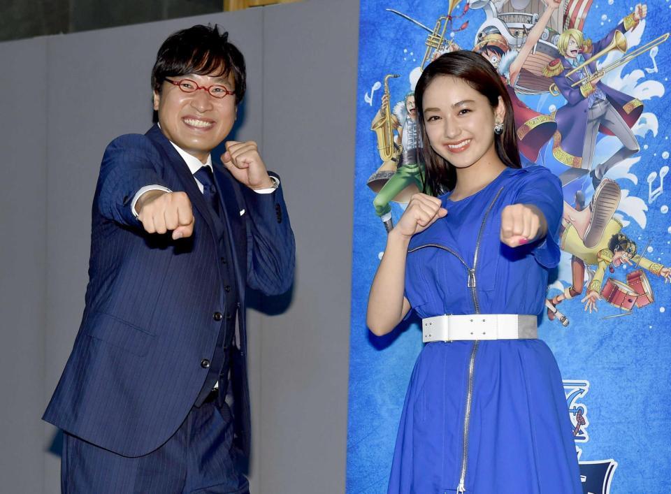 　ワンピースのステージを楽しんだ平祐奈（右）と山里亮太＝撮影・金田祐二