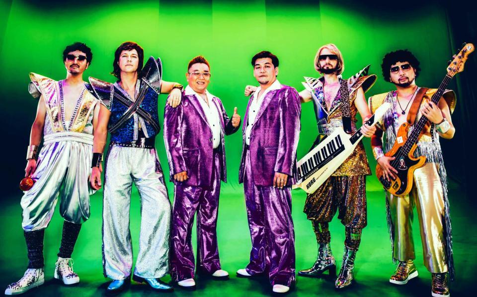 　ＭＯＮＫＥＹ　ＭＡＪＩＫとのコラボで“漫才ソング”を歌うサンドウィッチマン（中央）