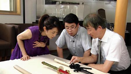 刀にまつわる言葉を学んだ西村麻子アナウンサー（左）と福島暢啓アナウンサー（中央）（Ｃ）ＭＢＳ