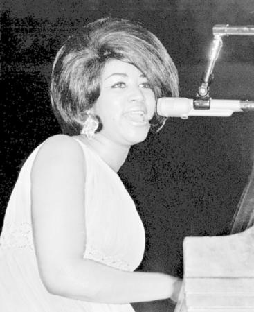 　米ニューヨークのマディソンスクエアガーデンでのコンサートで熱唱するアレサ・フランクリンさん＝１９６８年６月（ゲッティ＝共同）
