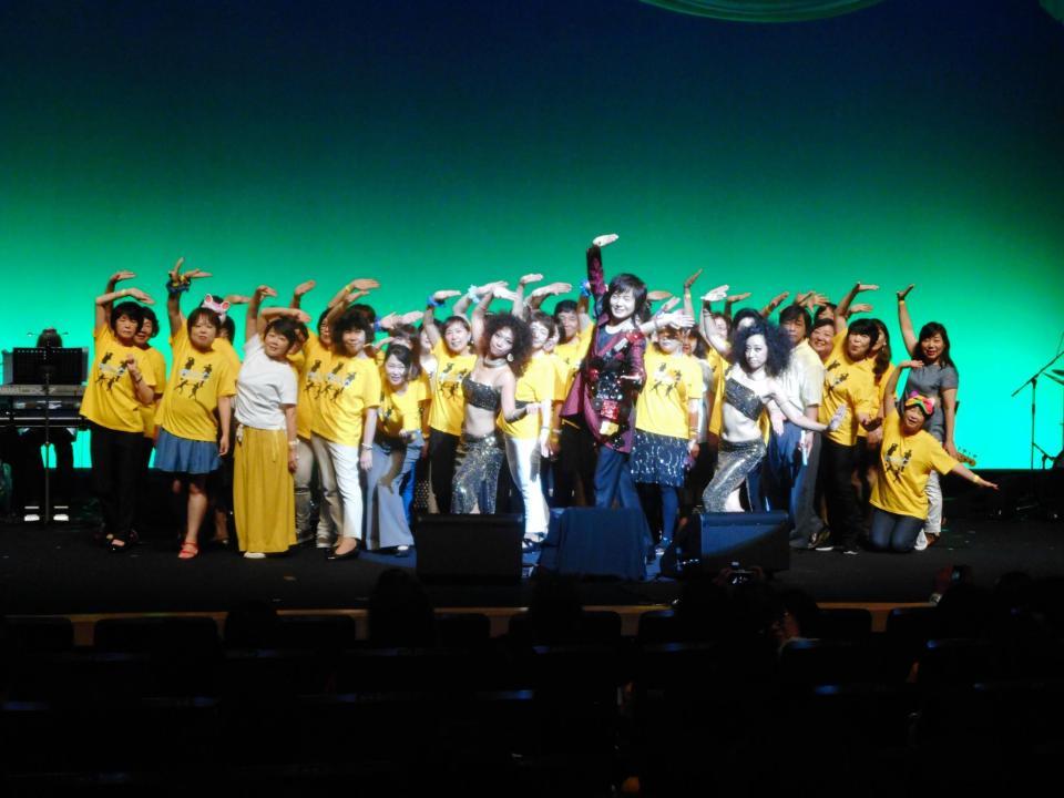 　ファン３５人と「恋町ダンス」を披露する竹島宏＝都内