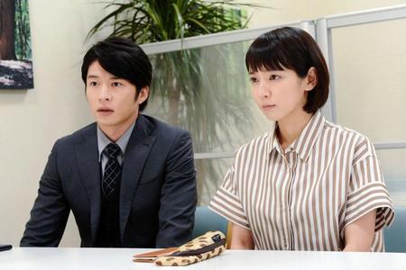 ドラマ「健康で文化的な最低限度の生活」の１シーン。（左から）田中圭と吉岡里帆
