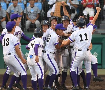 ９回無死満塁、２ランスクイズを決めサヨナラ勝ちし喜ぶ金足農・吉田（中央）ら金足農ナイン＝甲子園（撮影・山口登）
