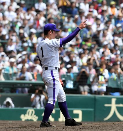 最後の打者を打ち取り指をさす金足農・吉田＝甲子園（撮影・山口登）