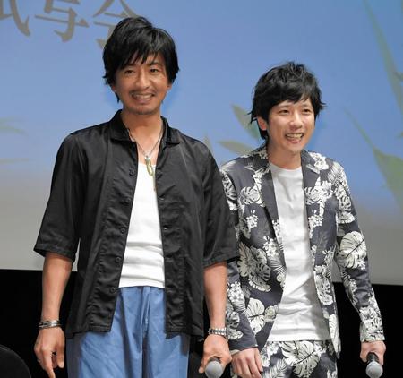 映画「検察側の罪人」納涼試写会に登場した木村拓哉（左）と二宮和也＝恵比寿ガーデンルーム（撮影・堀内翔）　　　　　　　　　　　　