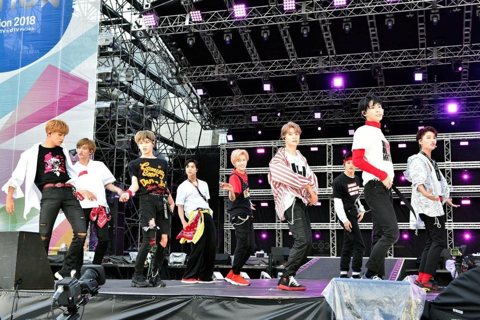 客席から大歓声を浴びたＮＣＴ１２７の（左から）ヘチャン、ウィンウィン、テヨン、ジャニー、ユウタ、ジェヒョン、マーク、ドヨン、テイル＝大阪・長居スタジアム