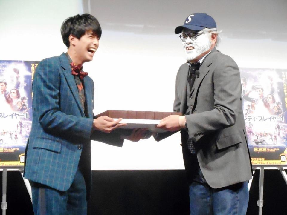 スピルバーグ監督に扮（ふん）したくっきー（右）から誕生日をしゅくふくされた森崎ウィン＝東京・スペースＦＳ汐留