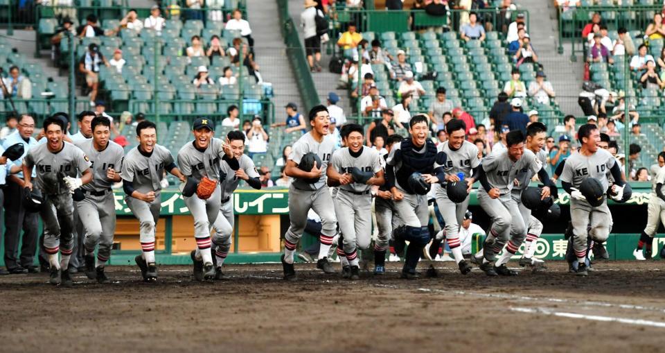 初戦をサヨナラ勝ちで飾り歓喜する慶応ナイン＝８月５日