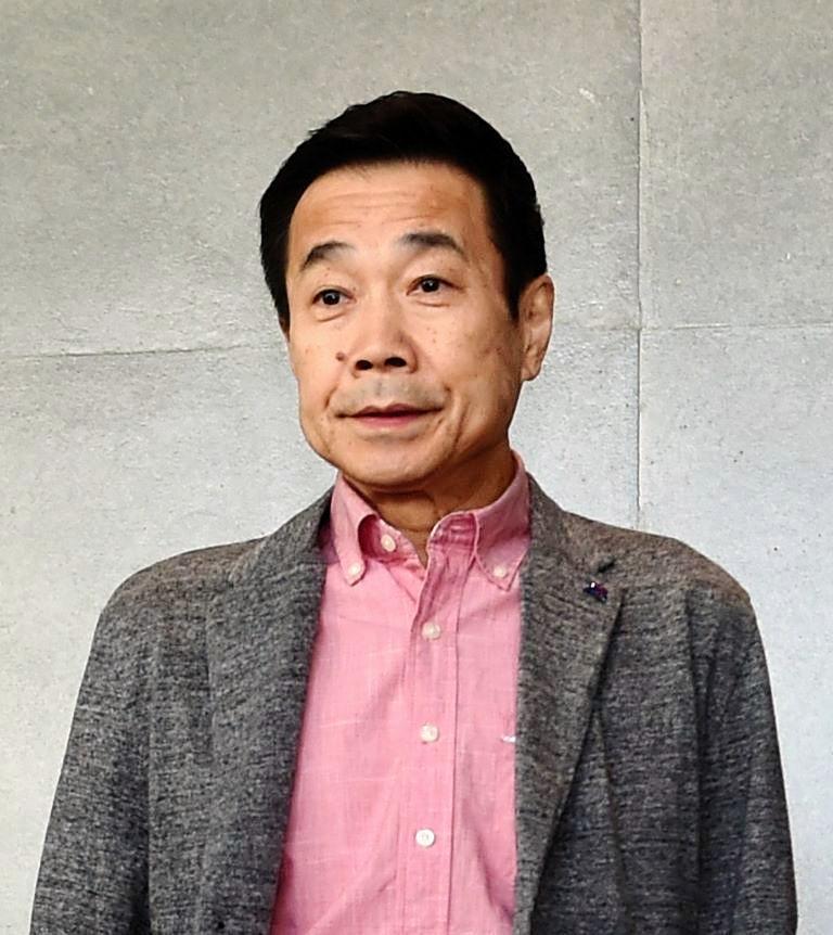 囲み取材に登場した三宅裕司＝東京・スクエア荏原　ひらつかホール