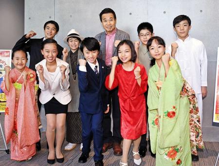 　（前列左から）小川まゆ、貫井音、上田弦、中嶋杏果、小川あみ、（後列左から）佐々木洸太、涼誠、座長の三宅裕司、鈴木蒼一朗、五十嵐雄輝