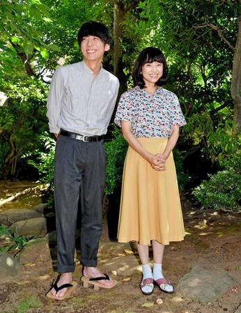 　ロケ場所の島薗邸の中庭に立ち、笑顔を見せる高橋一生（左）と永作博美＝都内