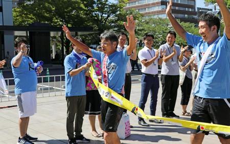 　「みちのくマラソン」で、福島県庁にゴールする間寛平