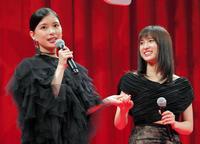 映画「累」完成披露試写会に登場した芳根京子（左）、土屋太鳳＝東京・内幸町のイイノホール（撮影・堀内翔）